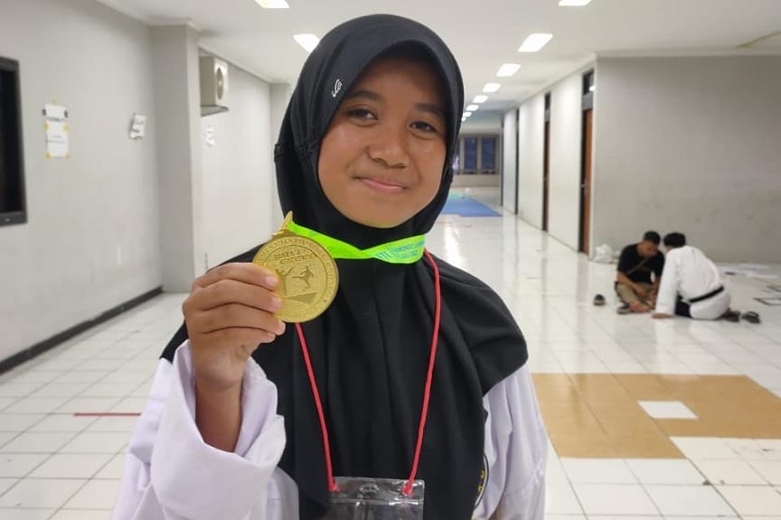 Siswi MTsN 1 Lambar Raih Medali Emas pada Festival Taekwondo Lampung 