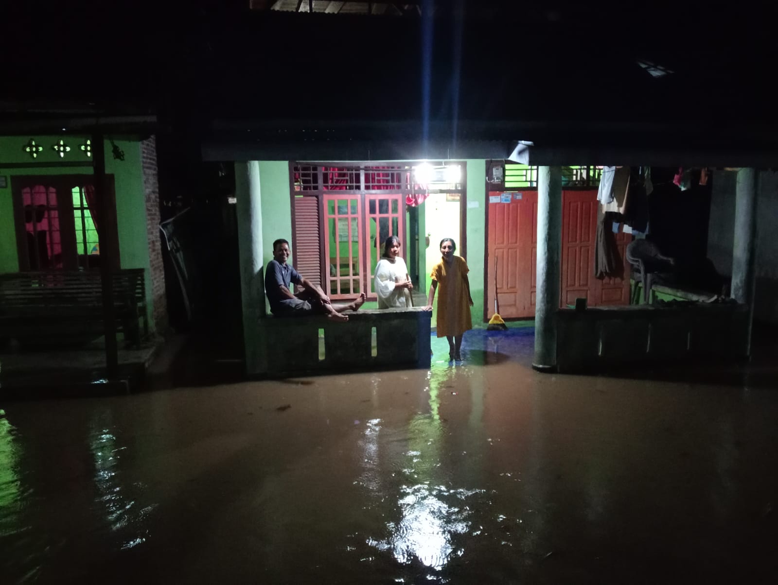 Way Krui Meluap, Sejumlah Rumah Warga Terdampak Banjir