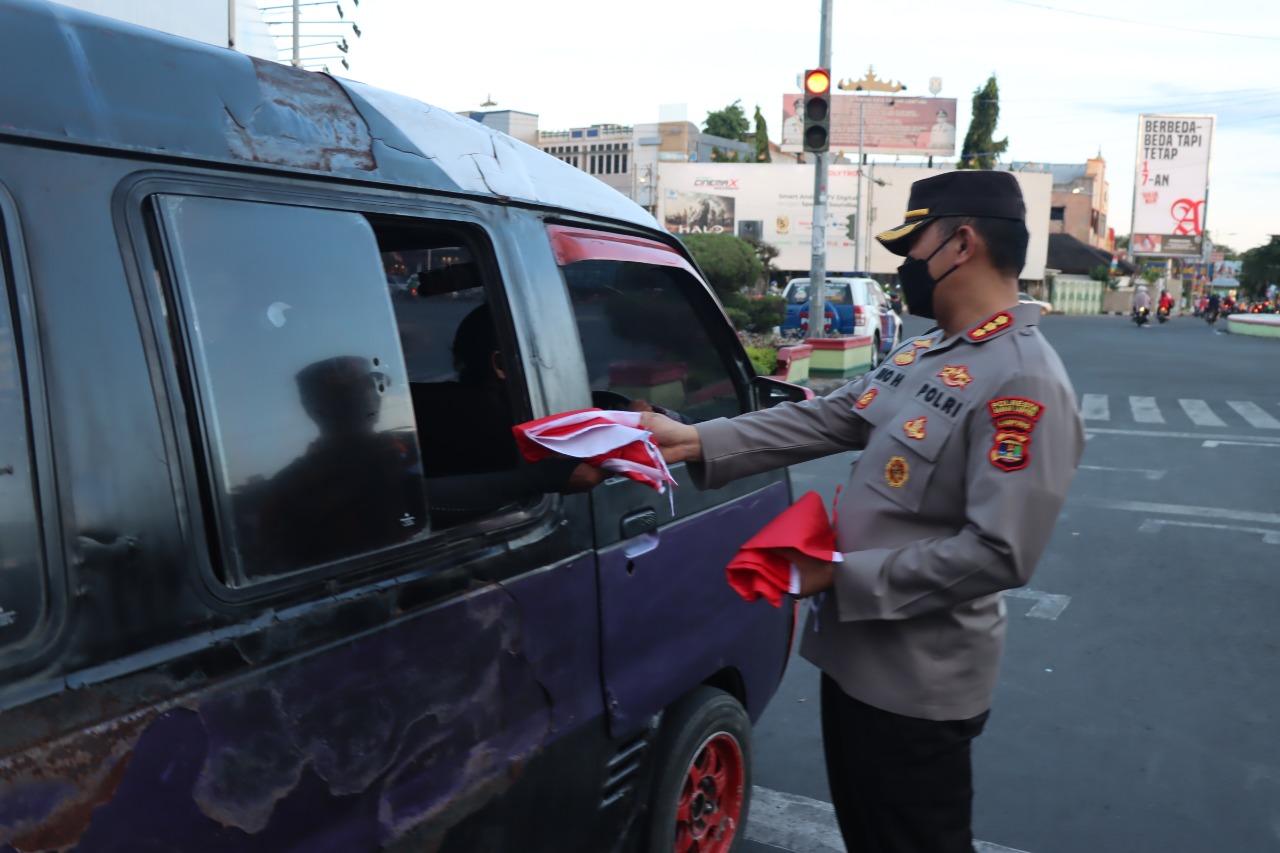 Kapolresta Bersama Forkopimda Bandarlampung Bagikan Bendera Merah Putih ke Masyarakat