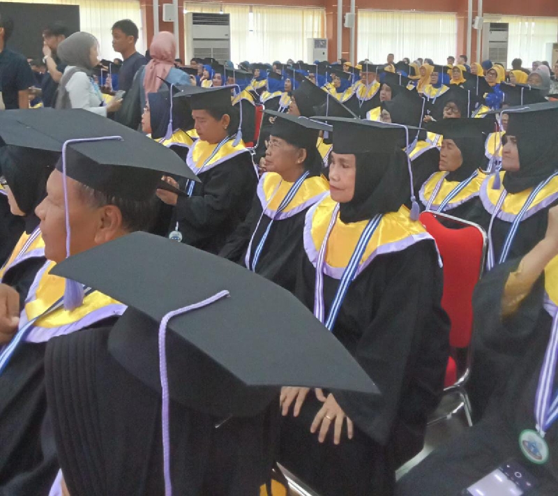 Sebanyak 105 Peserta Sekolah Lansia Resmi Diwisuda untuk Pertama Kalinya oleh Pemkot Bandar Lampung