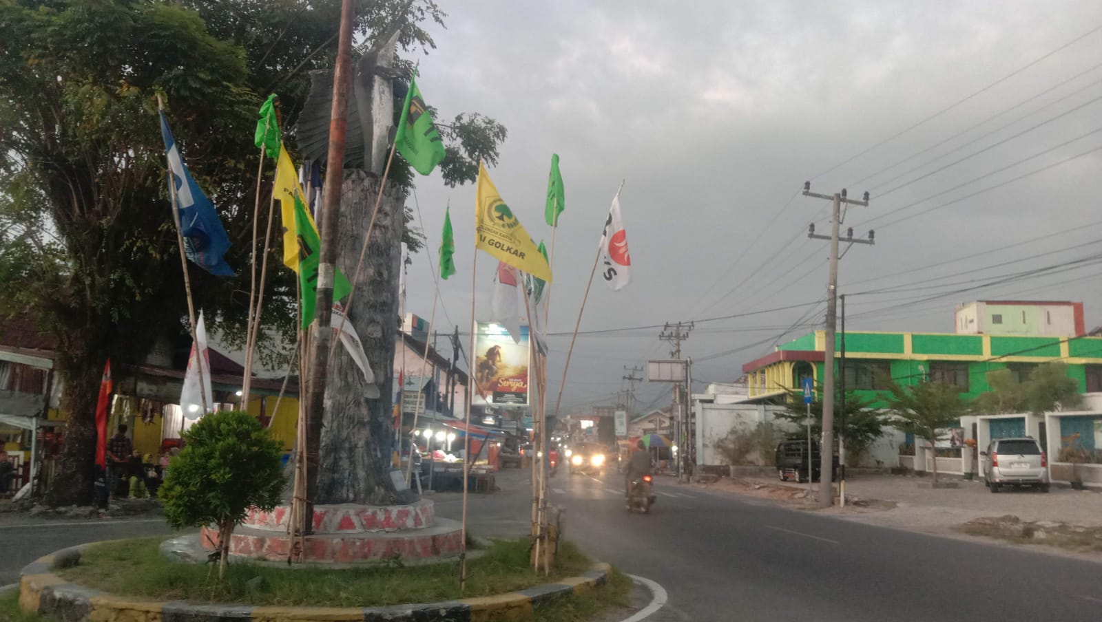 Sejumlah Bendera Parpol Masih Terpampang di Tugu Damar Tuhuk, Ini Kata Bawaslu Pesisir Barat