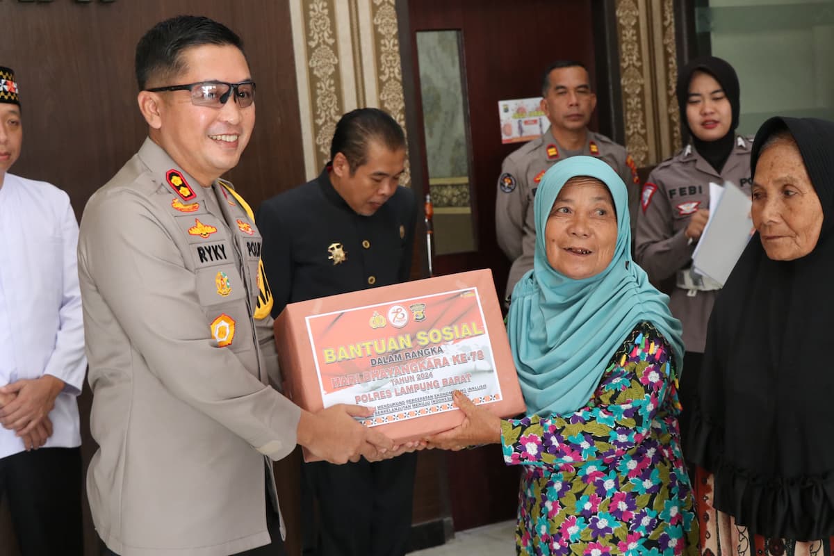 Polres Lampung Barat Bagikan 300 Paket Sembako di Momen Hari Bhayangkara Ke-78
