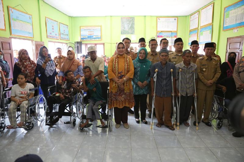 Riana Sari Tutup Kegiatan Unit Pelayanan Sosial Keliling di Balai Desa Kembang Lampura