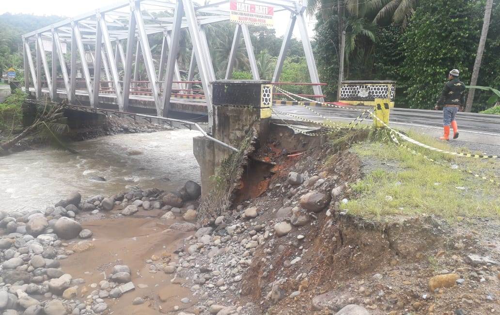 Dinding Pengaman Jembatan Way Batu Raja Amblas, Satker PJN Segerakan Penanganan Darurat
