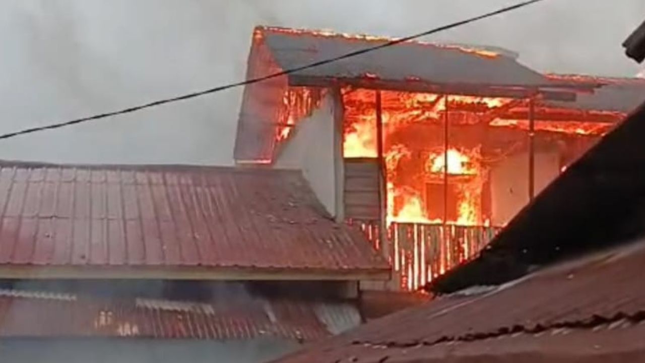 Rumah Warga di Pasar Krui Dilalap Api, Dapur Hangus Terbakar