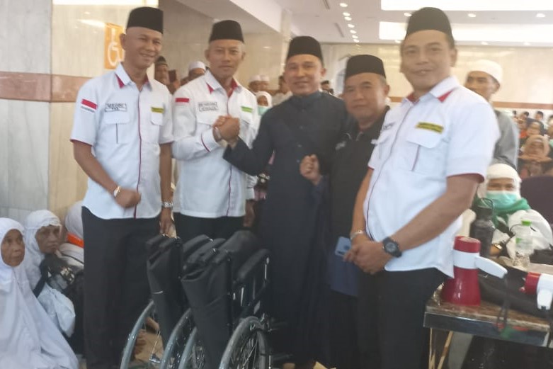 Parosil Beri Bantuan Tiga Unit Kursi Roda untuk Jamaah Haji