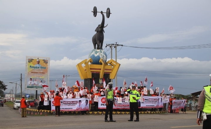 Puluhan Personel Polres Pringsewu Amankan Aksi Kader PKS Pringsewu