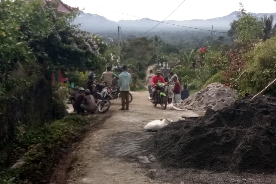 Warga Kampung Bali Pekon Sri Menanti Swadaya Gotong Royong Perbaiki Jalan Lingkungan 