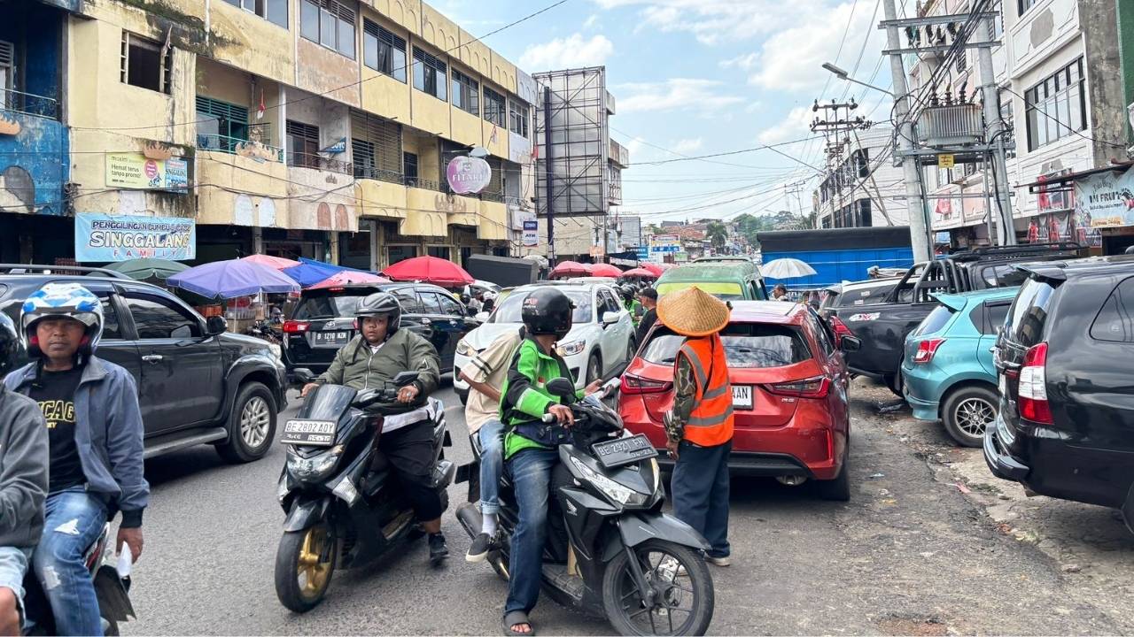 Parkir Sembarangan Picu Macet di Pasar Bambu Kuning Jelang Nataru