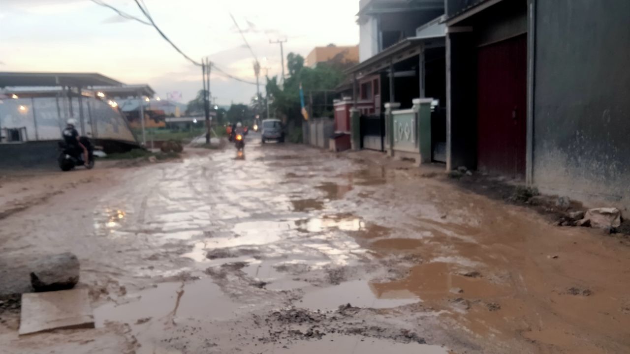 Warga Sukarame Desak Dinas PU Kota Bandar Lampung Segera Perbaiki Jalan Rusak di Haji Madang