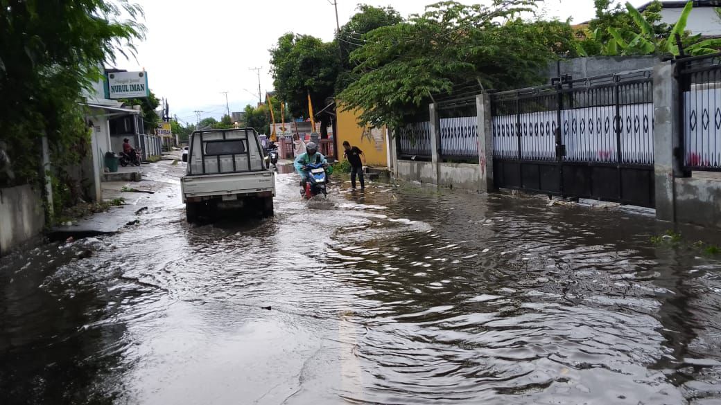 Banjir Genangi Jalan Pagar Alam, Lalu Lintas Tersendat hingga Motor Mogok