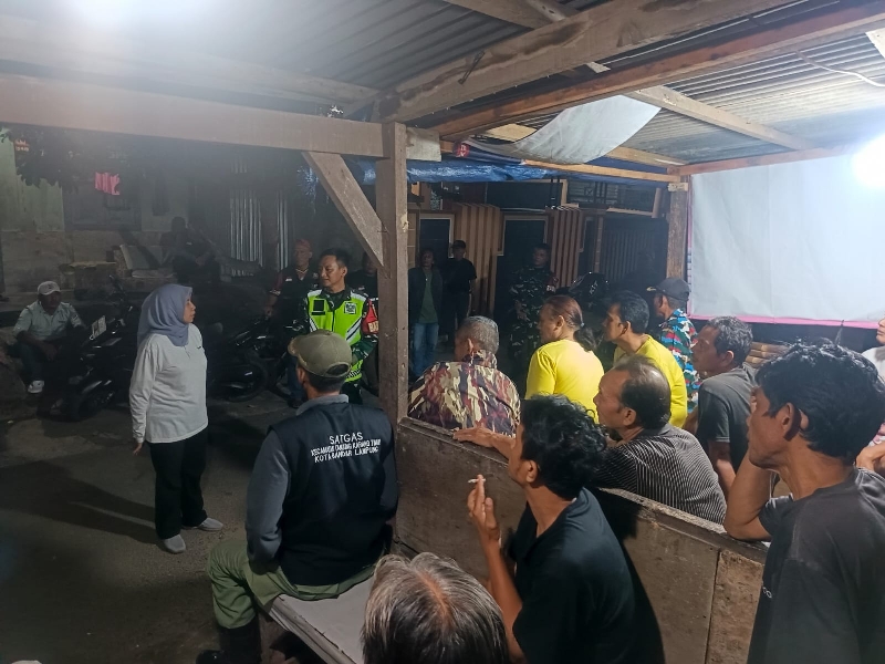 Babinsa Kebon Jeruk Pimpin Siskamling Bersama Warga untuk Jaga Kamtibmas