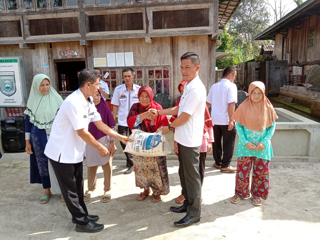 Bantuan Beras CPP untuk 172 KPM di Pekon Turgak Dibagikan