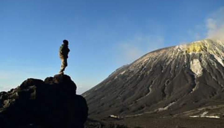 Gunung Ile Api Lembata, Pesona Puncak Sakral dengan Panorama Laut Flores