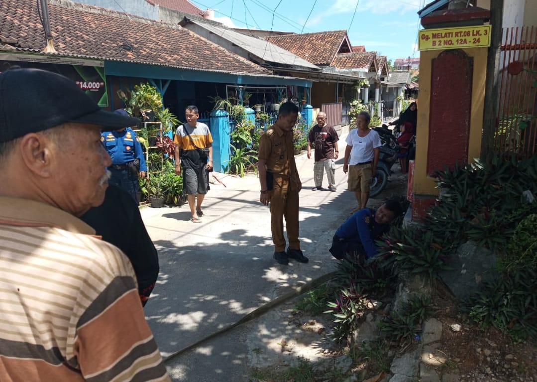 Warga Sukabumi Kompak Bersihkan Drainase Cegah Terjadinya Genanangan Air