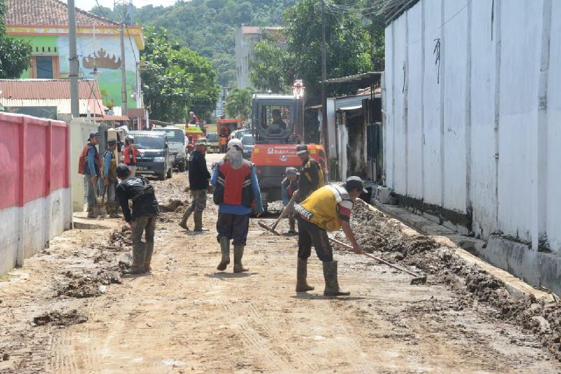 Pasca Banjir, Warga dan Petugas Bersihkan Lingkungan di Panjang Utara