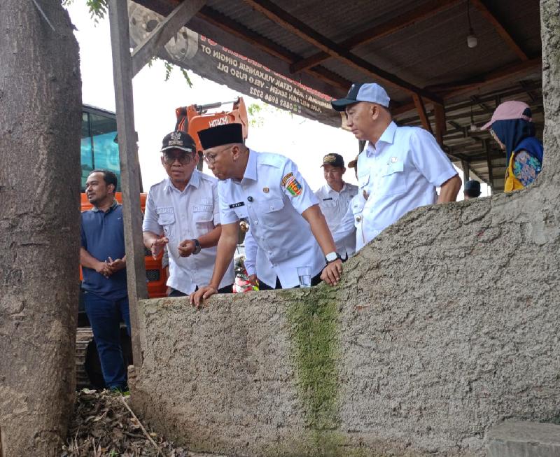 Gubernur Mirza Tinjau Drainase di Panjang, Soroti Penyebab Banjir dan Bangunan Liar