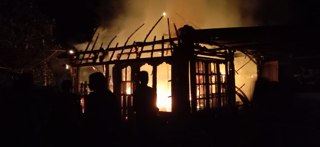 Rumah Seorang Guru di Pekon Trimulyo Ludes Terbakar Tengah Malam