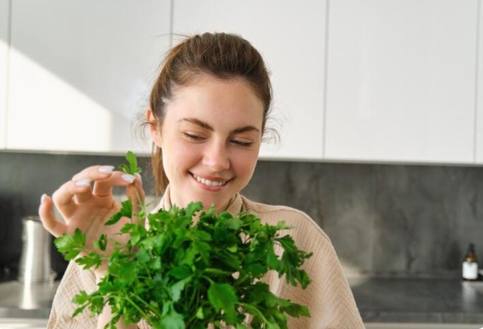 Jarang Diketahui, Daun Seledri Ternyata Baik untuk Kesehatan Kulit
