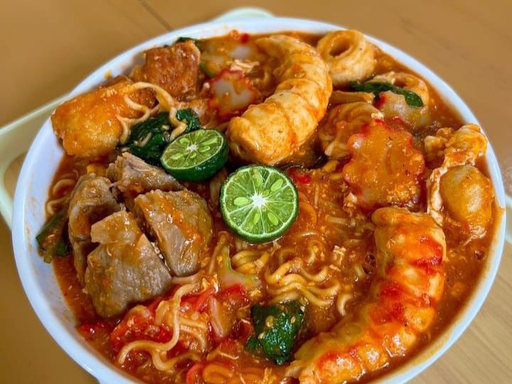 Seblak: Makanan Viral dengan Rasa Pedas dan Tekstur Kenyal