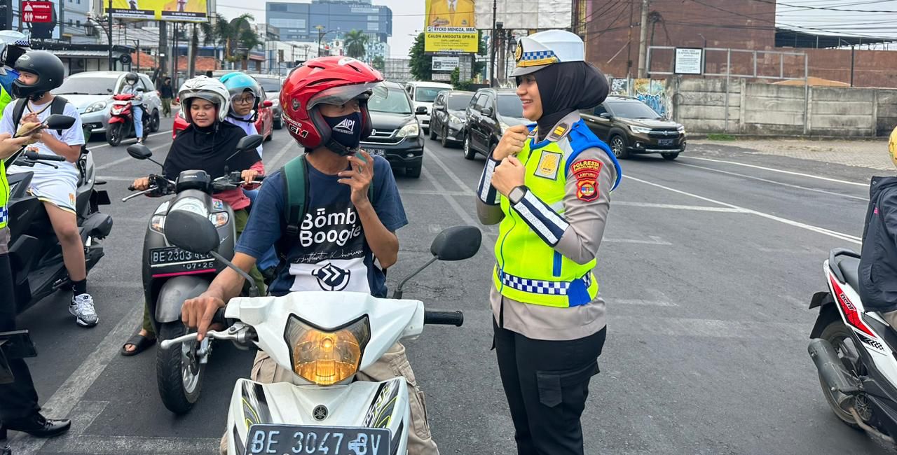 Tingkatkan Budaya Tertib Berlalu Lintas, Polwan Sat Lantas Polresta Bandar Lampung Mengedukasi Pengguna Jalan
