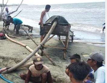 Viral! Warga Gorontalo Beramai-ramai Berburu Butiran Emas di Pantai 