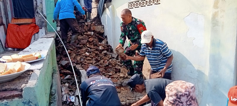 Babinsa Tunjukkan Peran Sentral dalam Penanganan Longsor di Gunung Sari
