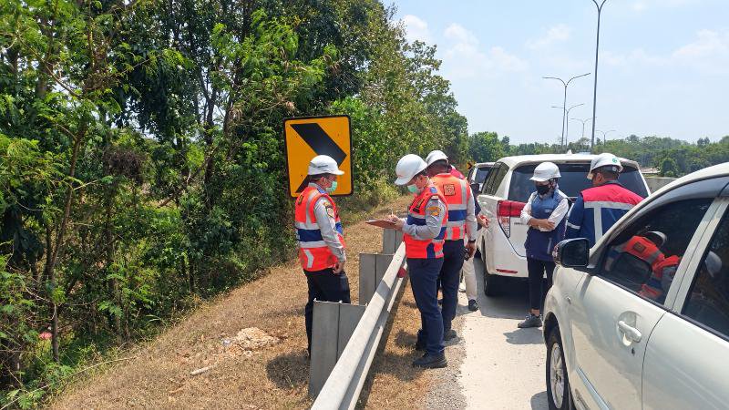 Pastikan Keselamatan Pengguna, PT BTB Periksa Rambu dan Marka Tol Secara Berkala