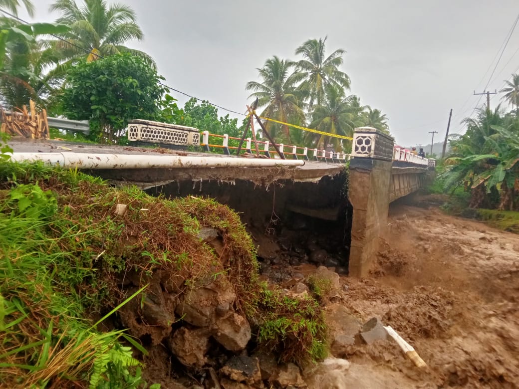 Diterjang Banjir Bandang, Jembatan di Jalinbar Terancam Putus