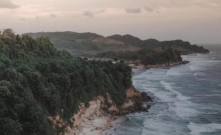 Pantai Pacar Tulungagung, Sebuah Pelarian Sunyi di Kaki Perbukitan Selatan