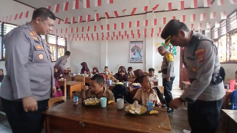 Polisi Bagikan Ratusan Paket Makanan Bergizi Gratis untuk Siswa SD di Bandar Lampung, Dukung Program Asta Cita