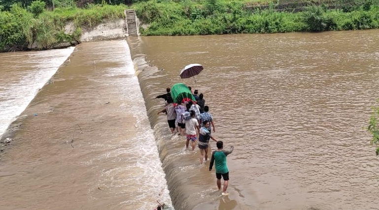 Tidak Ada Jembatan, Seberangi Sungai Untuk Antarkan Jenazah 