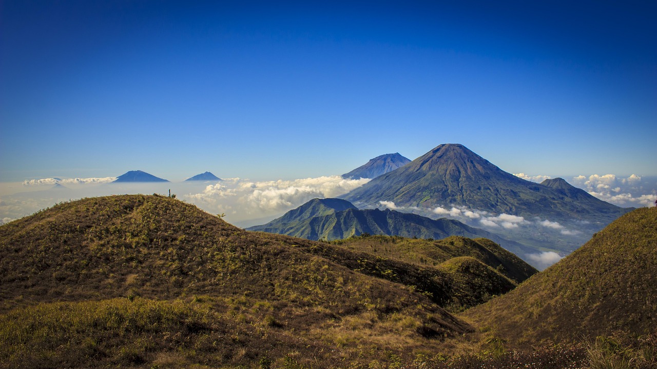 Gunung Prau: Panorama Alam dan Bukit Teletubbies yang Memikat