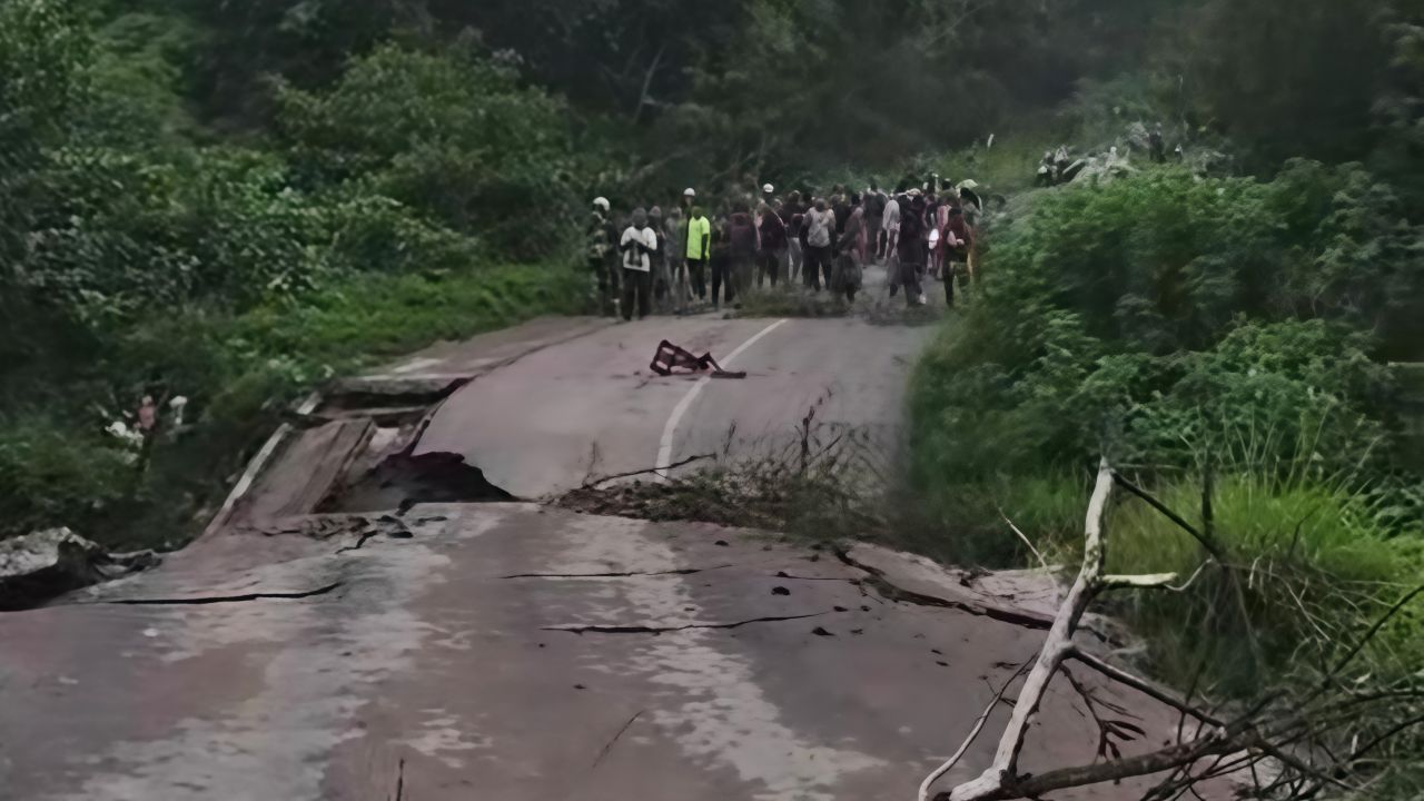 Jalan Seranggas Putus Total, Akses Warga Lumpuh