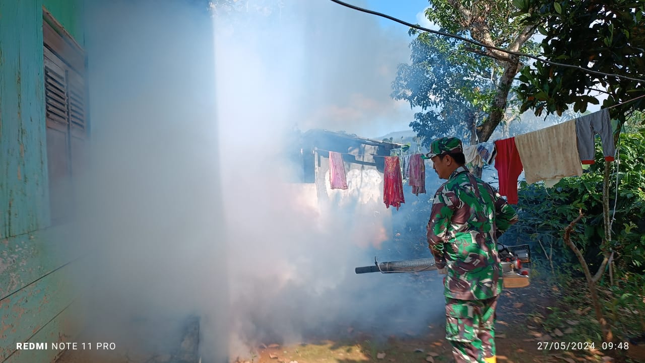 Cegah Penyebaran DBD, Satgas TMMD Ke-120 Kodim 0422 Bersama Puskesmas Air Hitam Lakukan Fogging