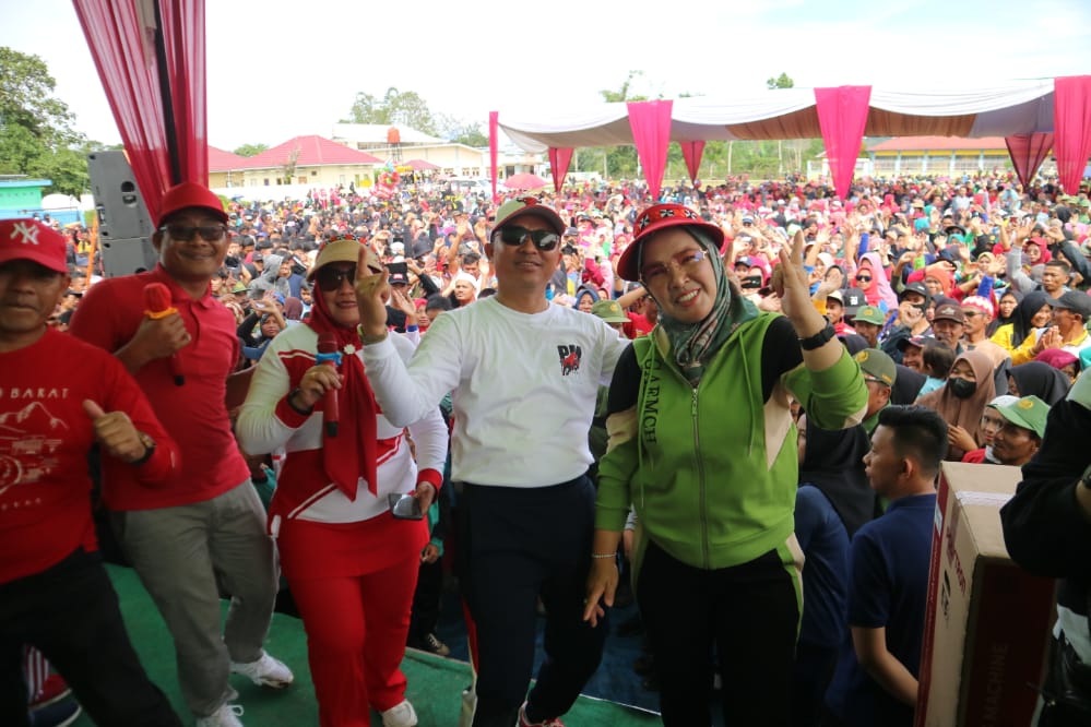 Tumpah Ruah, Peserta Jalan Sehat Bersama PM Sesaki Lapangan Bola Kaki Kecamatan Sekincau 