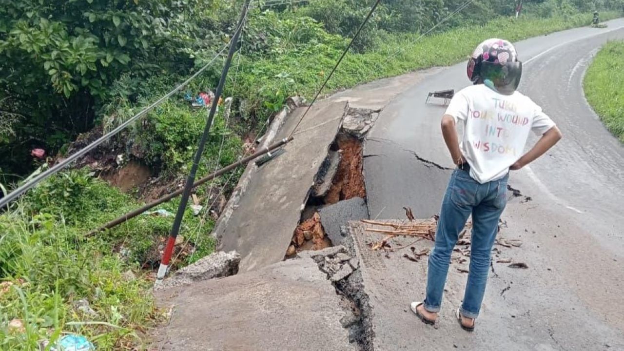 Jalan Amblas Terus Meluas, Jalur Seranggas Ditutup Total 