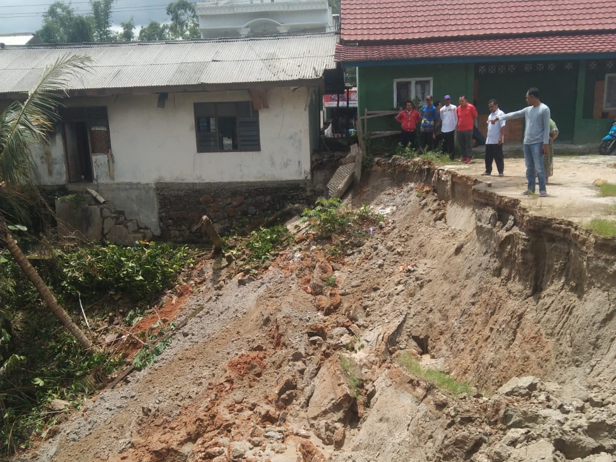 4 Rumah Warga Pekon Karangagung Terancam Terseret Longsor