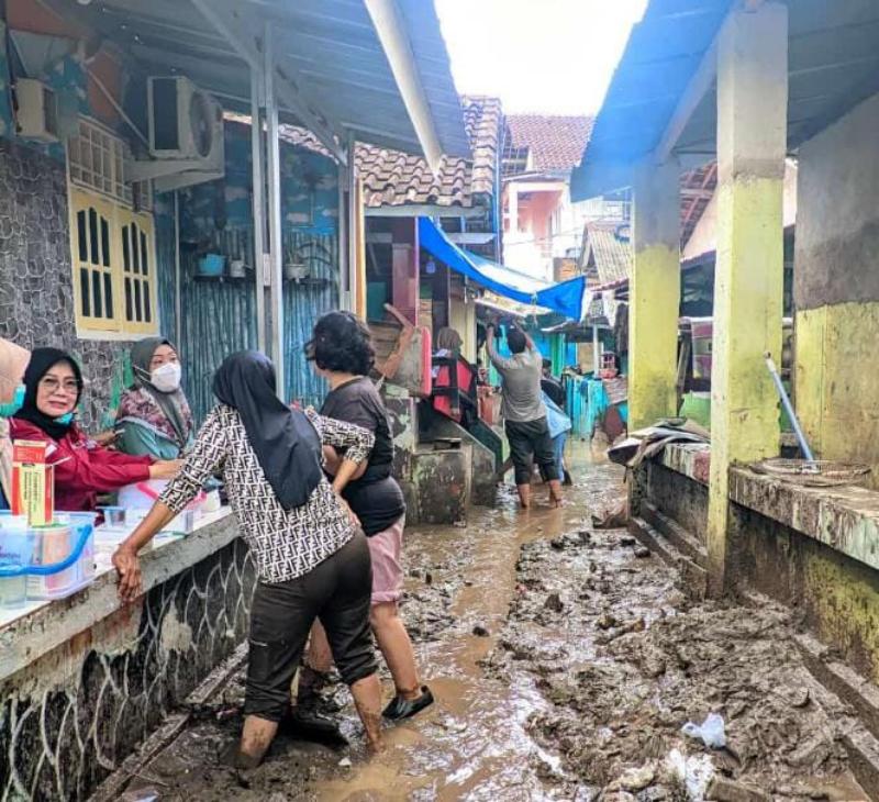 Pasca Banjir, Warga Bandar Lampung Bersihkan Lokasi dan Mulai Masa Pemulihan