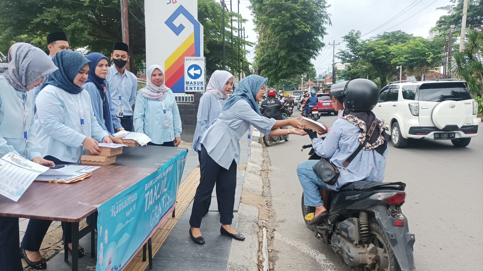 Bank Lampung Berbagi Takjil di Seluruh Kantor Operasional Selama Ramadan