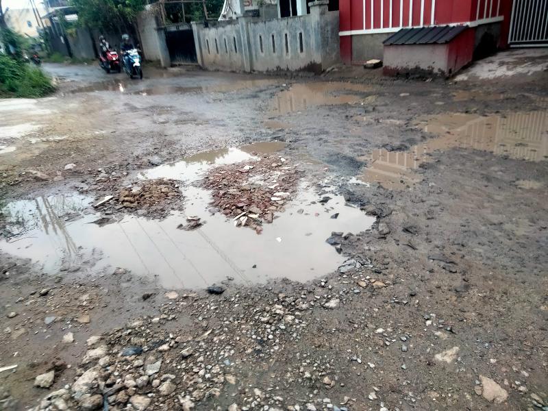 Warga Sukarame Bandar Lampung Keluhkan Jalan Rusak, Harapkan Perbaikan 