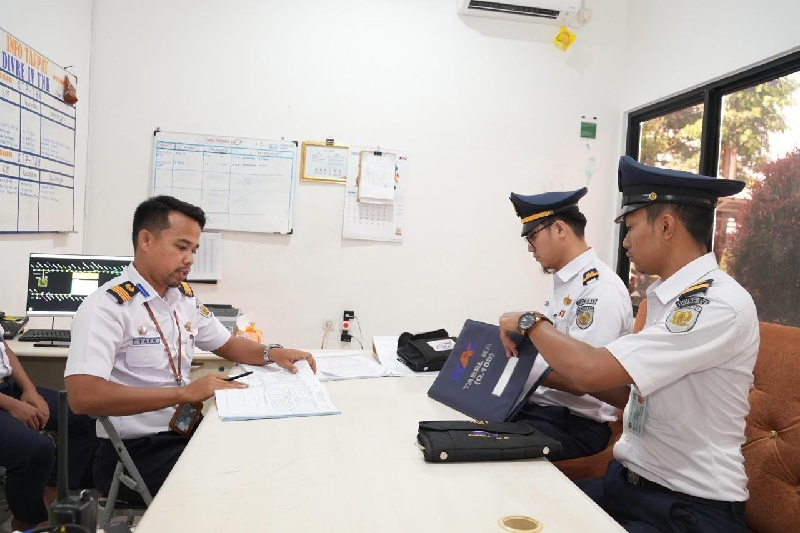 Dedikasi Tanpa Henti Pegawai KAI Tetap Bertugas di Tengah Libur Lebaran 2026