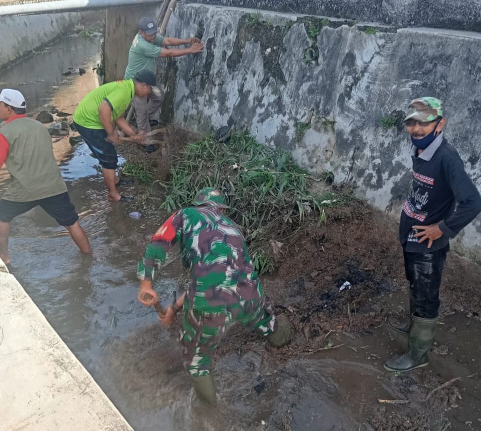 Sinergi TNI, Pemerintah, dan Warga Sidodadi dalam Upaya Pencegahan Banjir