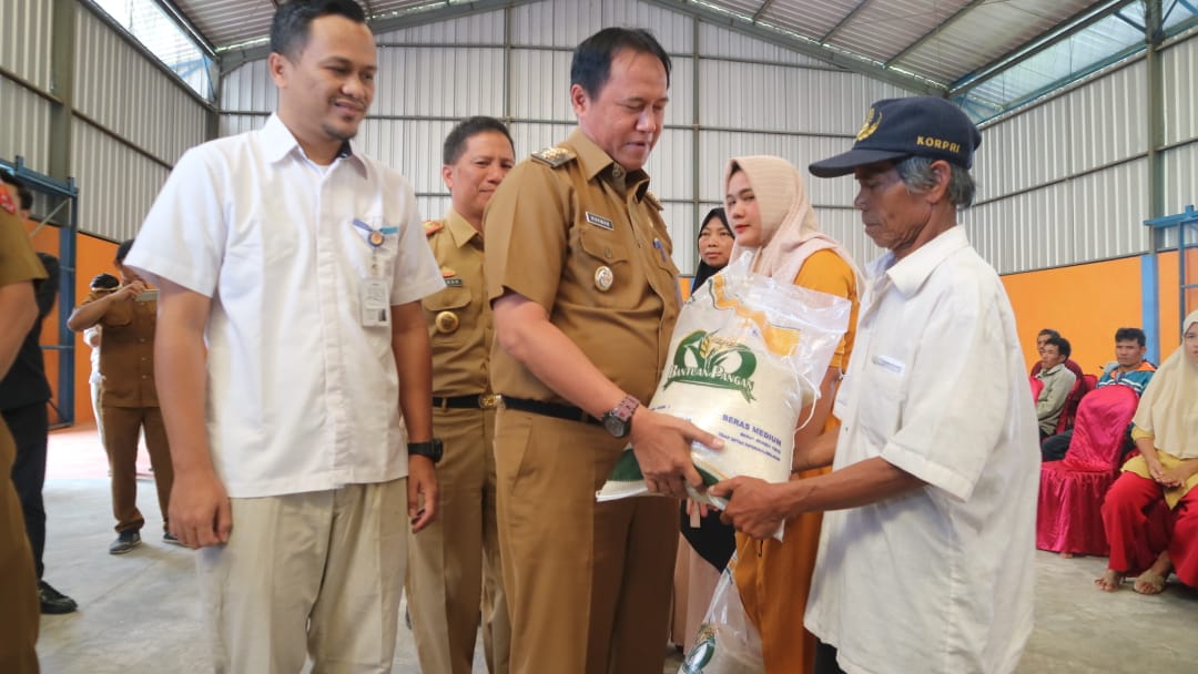 Nukman Launching Pendistribusian Bantuan Beras 33 Ton Lebih dari Badan Pangan Nasional