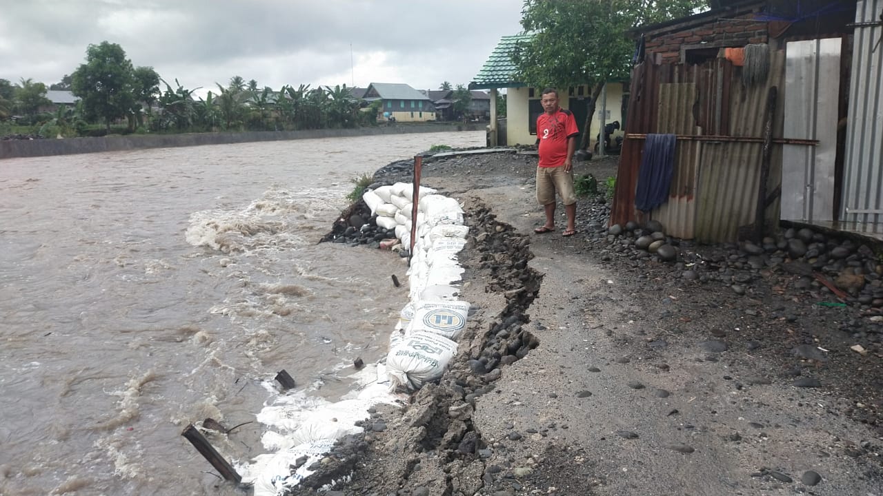 Gak Bahaya Ta? Warga Pesisir Barat Lampung Sering Bangun Rumah di Pinggir Sungai dan Pantai