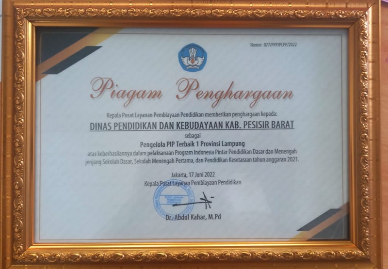 Disdikbud Pesbar Raih Penghargaan Terbaik I Provinsi Lampung