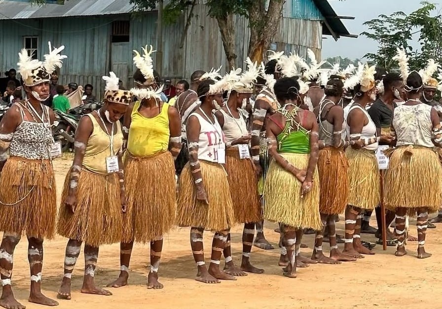 Pakaian Adat Suku Asmat: Cerminan Harmoni dengan Alam Papua