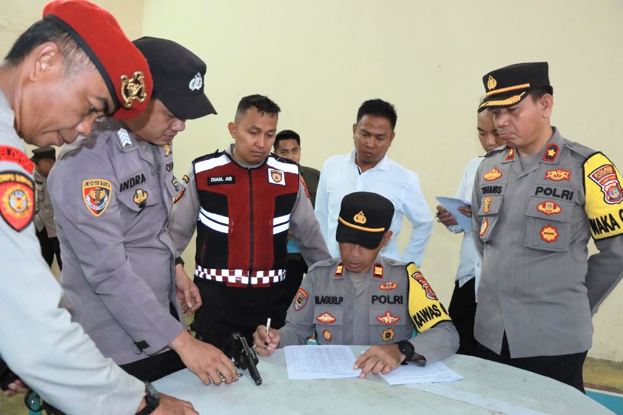 Antisipasi Penyalahgunaan, Waka Polres Polres Lampung Utara Cek Senpi Dinas Personel