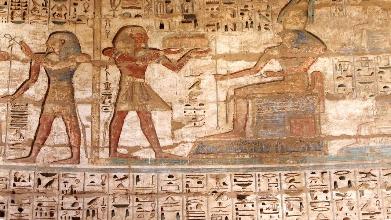 Hieroglif: Sistem Tulisan Kuno Mesir yang Sarat Makna dan Sejarah