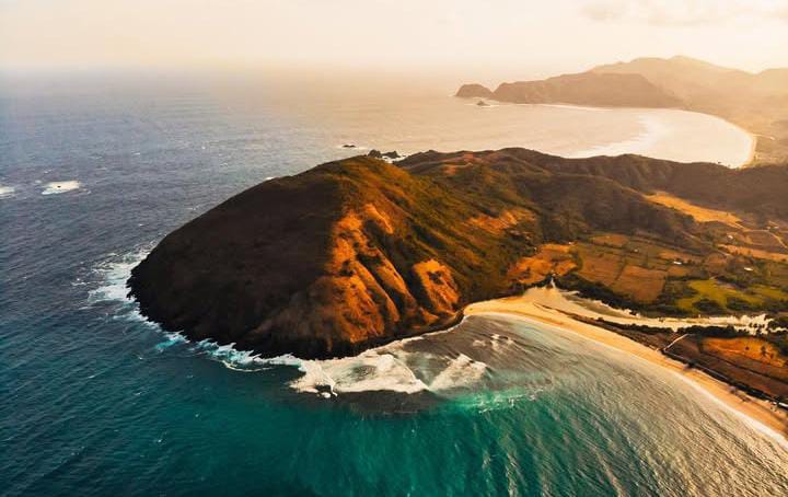 Pesona Pantai Mawun, Surga Tersembunyi di Pelukan Perbukitan Lombok